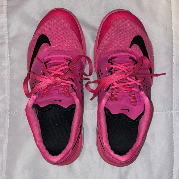 womens hot pink nikes